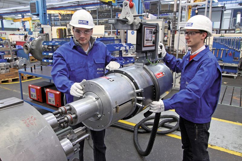 Bild 2: Bei Sulzer Pumpen wird der Zusammenbau der bis zu 3 m langen Pumpenaggregate mit einem flexiblen Vierfachschraubsystem von Desoutter optimiert. (Bild: Desoutter)