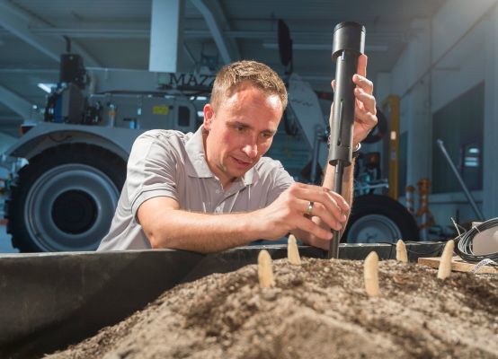 Arbeit am Spargelsensor: Bosch-Ingenieur Christian Lasarczyk bei der Arbeit mit einem Prototyp des Spargelsensors. (Bild: Bosch)