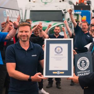 Bingo! Der Rekordversuch mit dem Iveco-„eDaily“, über 153 Tonnen zu ziehen, hat funktioniert. Das ist jetzt im Guinness-Buch der Rekorde zweifelsfrei dokumentiert.(Bild:  Iveco)