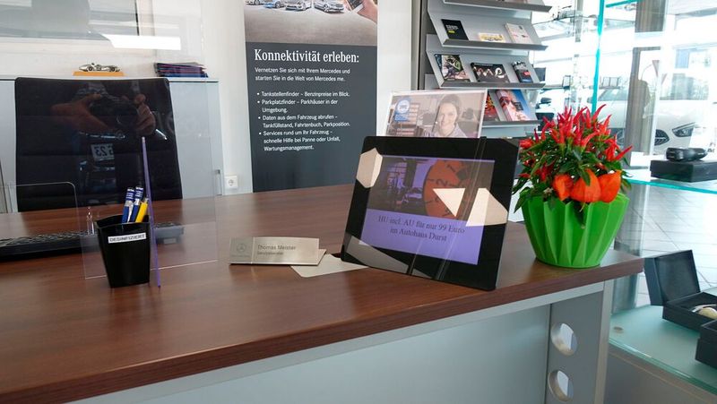 Displays an den Plätzen der Serviceberater zeigen aktuelle Angebote. (Bild: Rosenow/»kfz-betrieb«)