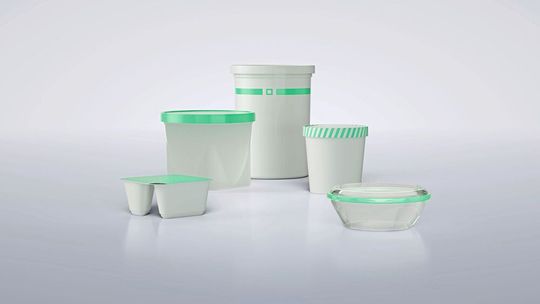 Auf der neuen Maschine kann der Lebensmittelproduzent eine große Zahl vorgeformter Becher verarbeiten.(Bild:  Syntegon)