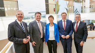 Dr. Christoph Franz, Manfred Lucha, Dr. Ursula Redeker, Dr. Gottfried Ludewig und Dr. Hagen Pfundner (v. l. n. r.) weihen Gebäude im Gesamtwert von über 400 Millionen Euro auf dem Mannheimer Roche-Campus ein. (Roche)