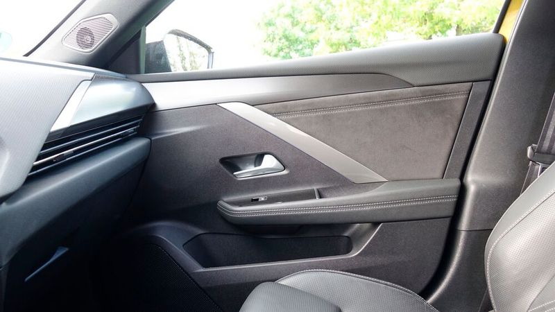 Die Türtafel besteht aus acht unterschiedlichen Oberflächenmaterialien. Trotzdem sind alle schwarz. (Bild: Rosenow – »kfz-betrieb«)