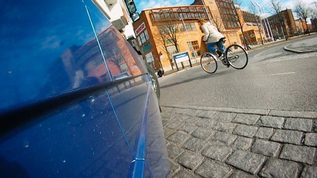 Ein Lkw hat mehr tote Winkel als ein Pkw. Auch die Sicht besonders auf der Beifahrerseite ist eingeschränkt. (Archiv: Vogel Business Media)