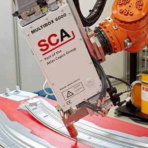 In seinem Innovation-Center führte SCA vor, dass sich Kleberaupen gleicher Qualität mit unterschiedlichen Dosierparametern erreichen lassen.