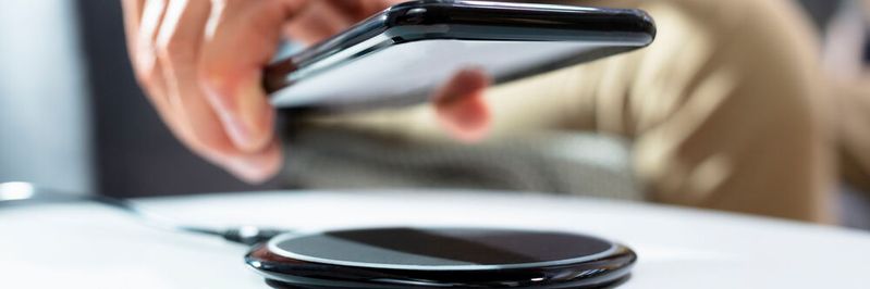 Der Qi-Standard zum drahtlosen Laden liegt nun in der zweiten Version vor. (Bild:  Andrey Popov - stock.adobe.com)