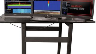 Drohnen detektieren: Das stationäre System des Drohnendetektors. Abgedeckt wird ein Frequenzbereich von 9 kHz bis 20 GHz. Das sind die typischen Frequenzen, die üblicherweise für Drohnen- und Videolinks verwendet werden. (Aaronia)