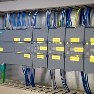 Die Gea IO-Steuerung ist das Automatisierungsherz im Schaltschrank einer Gea Zentrifuge. Mit MTP generiert Gea eine Schnittstelle für jedes System.