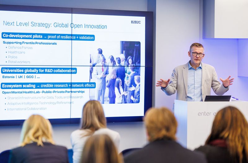 Speeddating: Eine schnelle fünf-minütige Einführung diverser Unternehmen in Tallinn zeigt u. a. Start-ups wie Mentastic – eine App und ein KI-Begleiter für das psychische Wohlbefinden. Das System sammelt und integriert unterschiedliche Daten. Dazu zählen persönliche Verhaltensmuster, Schlaf, Stimmung und Gewohnheiten. Nutzende erhalten darauf ein personalisiertes Feedback sowie Analysen. (Bild: © Raul Mee)