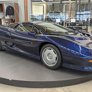 Vom XJ220 baute Jaguar von 1992 bis 1994 gerade einmal 275 Stück. Drei davon stehen akuell in Essen. Dieses sehr gute Exemplar kann man erwerben. Preis: 595.000 Euro. (Bild: Dominsky – VCG)