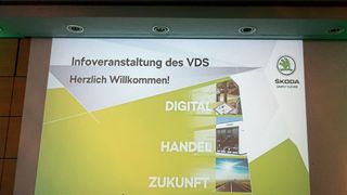 Der Skoda-Partnerverband hatte kurzfristig zu einer Infoveranstaltung zu den neuen Verträgen mit dem Importeur eingeladen.  (Bild: Grimm / »kfz-betrieb«)