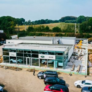 Der komplexe Umbau des Autohauses hat insgesamt drei Jahre gedauert. Die neue Fassade ...(Bild:  Autohaus Anders)