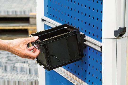 Die intelligente Verbindung von Halteschiene und Einhängeprofil ermöglicht ein einfaches Lösen sowie Neigen und Verschieben des befestigten Zubehörs.(Bild:  Hahn+Kolb)