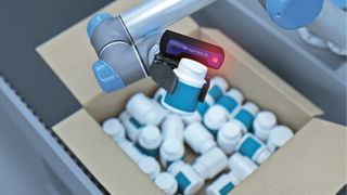 dm-shiro-2022-adv-idss-pic-ids-ensenso-s-22-05-cobot-grip-scene-3000x2250-int-v1 (Quelle: IDS)