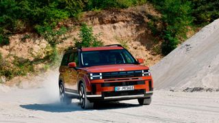 Die PHEV-Version des Santa Fe hat mehr PS und eine höhere Anhängelast bekommen. (Bild: Hyundai)