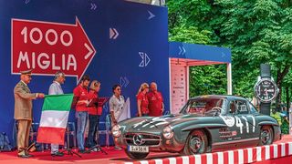 Mit seinen charakteristischen Flügeltüren ist er eines der aufregendsten Automobile der Geschichte: Der erste 300 SL hatte seine Rennpremiere im Mai 1952 bei der Mille Miglia. (Bild: Mercedes-Benz AG)