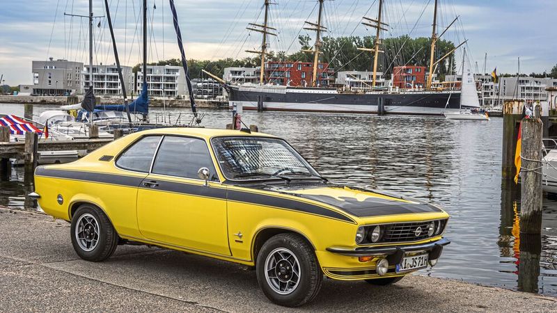 Diesen zitrusgelben Manta A hat sich Manta-Fan Jürgen Schwartz vor 40 Jahren gekauft – und fährt ihn noch heute. (Bild: Opel Automobile GmbH)