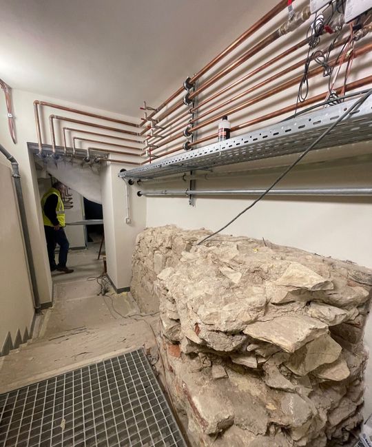 (Neben der neuen Verrohrung aus Sanha-Press Kupfer sind noch historische Mauerreste zu sehen. Bild: Sanha GmbH & Co. KG, Essen)