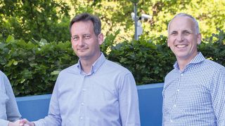 Von links: Michael Carstens-Behrens (Gründer und Geschäftsführer Mycable GmbH), Arndt Bake (Vorstand Marketing Basler AG) und Dietmar Ley (Vorstandsvorsitzender Basler AG). (Basler AG)