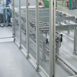 Die Schutzzaunelemente werden mittels spezieller Verbindungselemente an Stützen aus Blocan-Aluminiumprofilen befestigt.