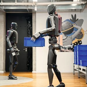 ichere Locomotion im Materialfluss: Dank fortschrittlicher Antriebs- und Steuerungstechnik können humanoide Systeme nicht nur sicher balancieren, sondern auch Nutzlasten in dynamischen Umgebungen transportieren.(Bild:  Mentee Robotics)