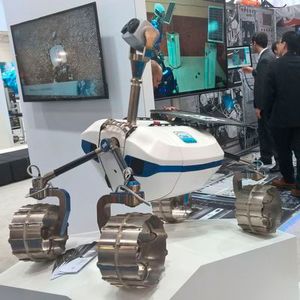 Das Deutsche Zentrum für Luft- und Raumfahrt stellte die Lightweight Rover Unit (LRU) vor, einen Prototyp eines teilautonomen Rovers zur Erforschung von Mond oder Mars.(Bild:  Franz Graser)