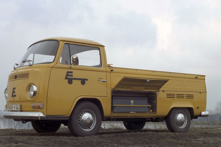 1972 stellte VW den ersten eletrischen „Bulli“ vor. Das sogenannte „Tresorfach“ des Pritschenwagens – sonst kaum von praktischem Nutzen – war prädestiniert für die Unterbringung der großen Antriebsbatterie. (Bild: Volkswagen AG)