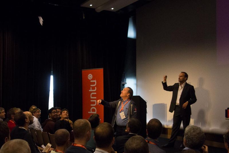 In den Sitzungszimmern des Palais des Congrès loste Ubuntu-Gründer Mark Shuttleworth per Papierflugzeug einen Testpiloten aus – der ohne Vorwissen und nur per Web-Interface eine Cloud-Infrastruktur erstellte. (Bild: Srocke)