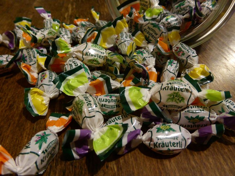 Platz 8: Kräuterbonbons, Hustenbonbons (13,6 Prozent )Fast 14 Prozent der Deutschen lutschten gerne mal ein Kräuterbonbon. Kein Wunder sie sind gut für Mund und Rachen und erfrischen den Atem.    Weitere interessante Beiträge rund um das Thema Süßigkeiten & Ernährung:    - Dossier Übergewicht & Ernährung      - Woher kommt der Schmelz der Schokolade?      - Unnachahmliche Süße: über die Schwierigkeit vom Zucker zu lassen    (Bild: EME/gemeinfrei)