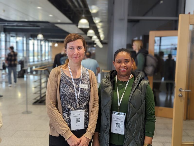 Besucherstimmen der LAB-SUPPLY Freiburg 2024  Dr. Vanessa Wirries (l.) und Elianna Rodriguez, Eurofins Genescan:  „Also ich fand die Messe cool – das gehört wiederholt, finde ich.“  „Wir waren für einen bestimmten Aussteller hier, haben uns aber auch noch inspirieren lassen von anderen Anbietern, die wir noch nicht kannten. Es ist toll, dass man auch mal ein bisschen andere Einblicke bekommt, die man vielleicht noch nicht gesehen hat. Auch, dass die Aussteller offen auf einen zugehen und fragen: „Haben Sie an dem und dem Interesse?“ oder „Was machen sie denn im Labor?“ ist super.“    Mehr Infos zu den kommenden LAB-SUPPLY-Messen finden Sie auf www.lab-supply.info (Bild: VCG – Lüttmann)