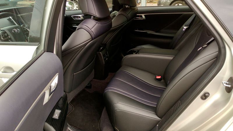 Platz für vier: Die hintere Sitzbank hat zwei Plätze, Platz ist genug, auch bei großem Fahrer. (Bild: Thomas Günnel/»Automobil Industrie«)