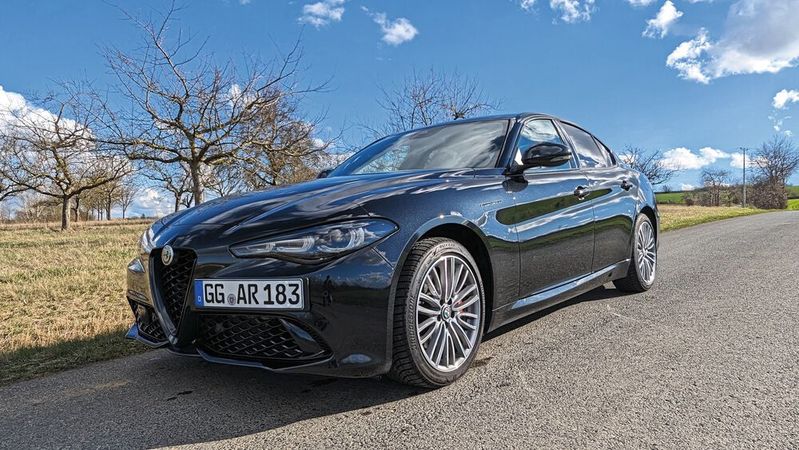 Wem A4, 3er und C-Klasse zu langweilig sind und wer auf italienische Momente im Leben steht, der greift zu dem Alfa Romeo Giulia – Pardon, „der“ Giulia.(Bild:  Dominsky – VCG)