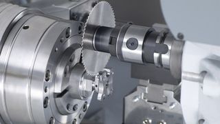 Auch das Sägen ist möglich: Chiron stellt das Bearbeitungszentrum FZ 12K S vor. Bild: Chiron (Archiv: Vogel Business Media)