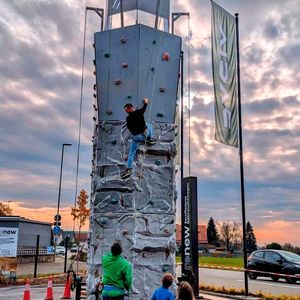 Zu den Attraktionen gehörte ein Acht-Meter-Kletterturm.(Bild:  Autohaus von der Weppen)