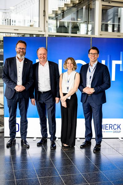 Wirtschaftsminister von Schleswig-Holstein, Claus Ruhe Madsen, gemeinsam  mit dem C-Level der Dierck Group, CEO Wolfgang Ehrk (2.v.l) mit Alisa und  Fabian Ehrk in der Kieler Wunderino Arena. (Bild: Dierck Group)