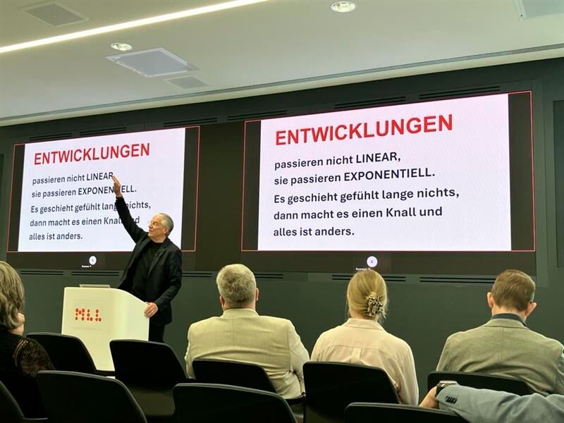 Werner betont beispielsweise, dass die Herausforderung der Digitalisierung nicht allein in der Entwicklung neuer Technologien liegt, sondern ebenso im konsequenten Loslassen veralteter Systeme. (Bild: © Serina Sonsalla)