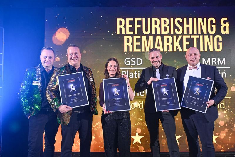 Als Gewinner der Kategorie „Refurbishing & Remarketing“ waren 2023 Alexander Witalinski und Ralf Schweitzer, GSD (Platin, Hardware), Alexandra Breuer für AfB (Gold) sowie Christian Bedel, MRM (Platin, Software) und Marco Kuhn, bb-net (Gold) auf der Siegertreppe. (Bild: Hannes Magerstädt)