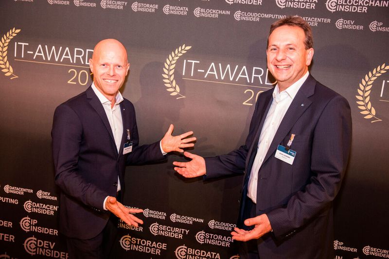 Kamen vom eigenen Kundenevent direkt zur Verleihung der IT-Awards: Rainer Wenninger (links) und Armin Leinfelder von baramundi. (Bild: artful rooms / VIT)