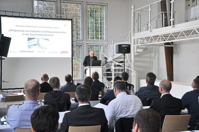 Thomas Czwielong, Geschäftsführer der Reichenbacher Hamuel GmbH, begrüßte als Gastgeber die 70 Teilnehmer beim Seminar.  (Mike Beier/Reichenbacher Hamuel)