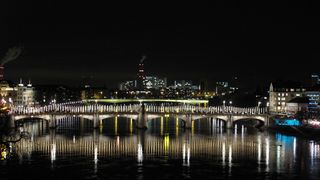 Vor den elektrsichen Modellen, wie auf der Wettsteinbrücke, erleuchteten Öl- und später Gaslaternen die Stadt. (IWB)