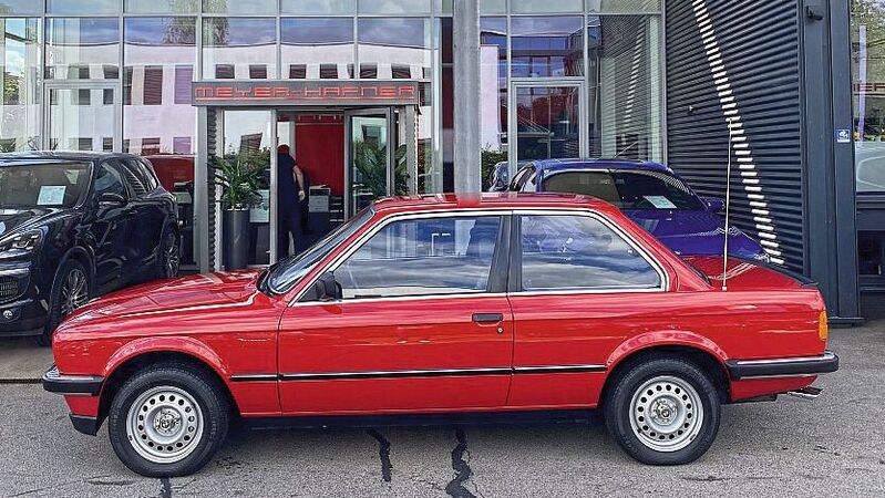 Dieser BMW 323i von 1985 präseniert sich im Neuzustand. Und er ist zu verkaufen. Sein Preis: „beindruckend“.