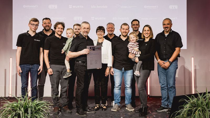 Alle weiteren Betriebe wurden als Top-Ten-Betriebe ausgezeichnet. Darüber freuten sich der Automobilservice Lenhart aus Winterberg ebenso wie ... (Bild: Stefan Bausewein)