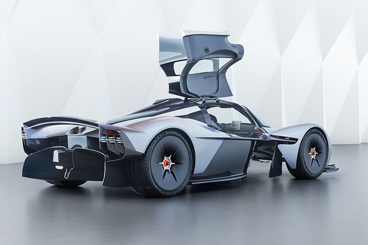 Besonders spektakulär sind zwei Löcher rechts und links zwischen Cockpit-Kanzel und vorderen Radhäusern. (Aston Martin)