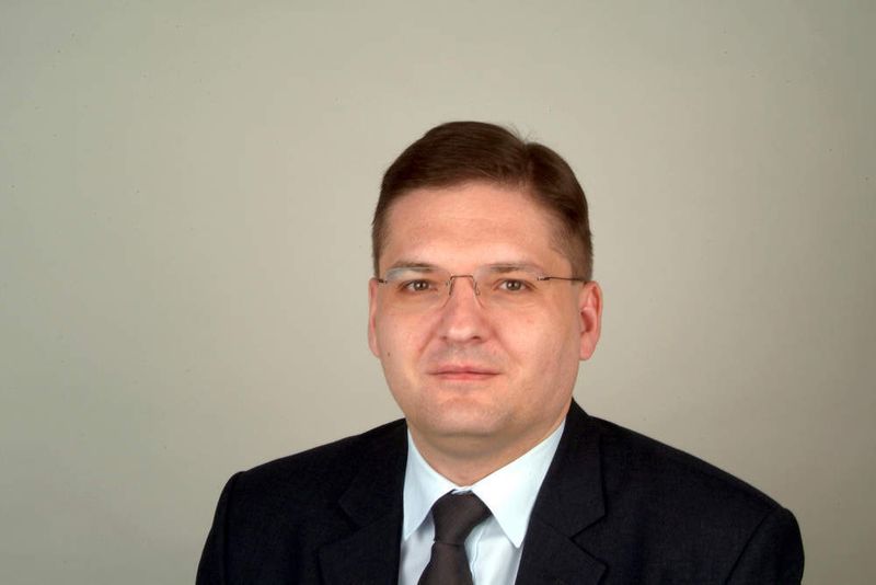 Dr. Sigmund Stintzing studierte Physik an der LMU, wo er 1996 über ein Thema aus der Statistischen Physik promoviert wurde. Nach der Promotion baute Stintzing ein Lehrangebot in computergestützter Physik an der Fakultät auf. Seit 1996 nahm er administrative Aufgaben auf Fakultäts- und Universitätsebene wahr: So war er unter anderem EDV- und Bibliotheksbeauftragter der Fakultät, von 2002 bis 2006 gehörte er dem Senat und der Haushaltskommission der LMU an. Von Juli 2003 bis Februar 2005 war Stintzing zunächst stellvertretender Geschäftsführer des Departments für Physik und seit März 2005 ist er Geschäftsführer der Fakultät für Physik.  (Bild: LMU)