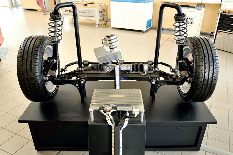 Das Space Drive System von Paravan setzt auf Drive-by-Wire und ergänzt die Serientechnik mit selbst entwickelten Mechatronikkomponenten.  (Richard Linzing)