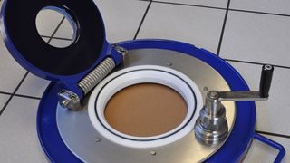 Die Dichtung des Schnellverschlussdeckels ist auf PTFE-Basis und gegen viele Chemikalien beständig. (Bild: Air-Jet)