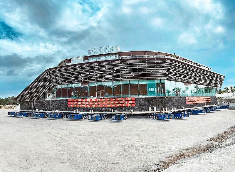 Die Last des Hotels verteilte das Spezialtransportunternehmen Sinotrans Heavy-Lift Co. auf 254 Achslinien von TII Scheuerle. Insgesamt 15 Power Pack Units (PPU) trieben den Verbund an. (Bild: TII Scheuerle)