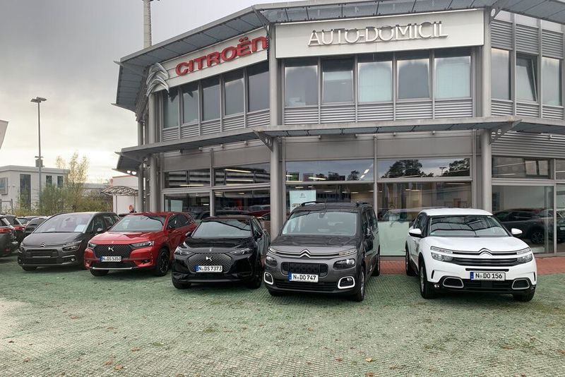 Die Autobranche gilt als Vorreiter bei Digitalisierung und künstlicher Intelligenz. Doch viele Autohäuser sind davon noch Lichtjahre entfernt. Das soll sich ändern, zumindest bei Auto Domicil. Die Autohausgruppe hat sich viel vorgenommen: An allen 14 Standorten wie in Nürnberg gibt es beim Thema Digitalisierung Verbesserungsbedarf. (Auto Domicil)