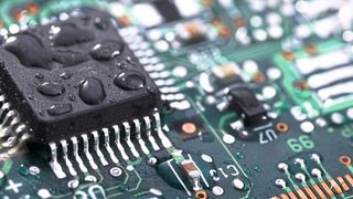 Eine dünne Schicht auf der Leiterplatte und allen Bauelementen lässt Wasser abperlen. (Bild: Actnano)