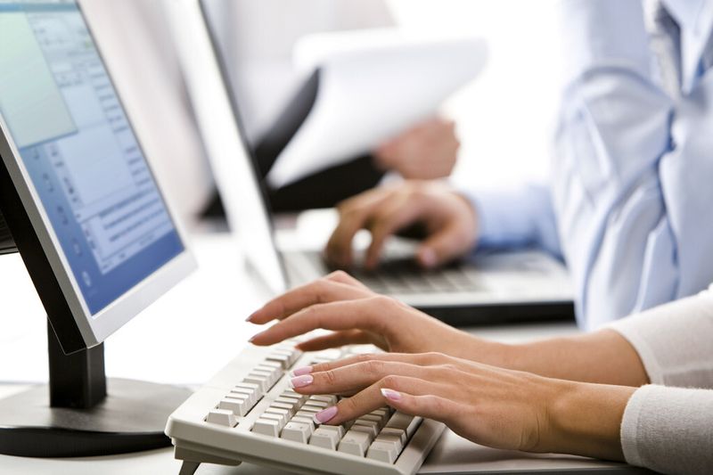 Nur wenige Klicks: Mit Zugferd soll der elektronische Rechnungsversand per E-Mail nun auch für den Mittelstand ins Rollen kommen. (Bild: GS1)